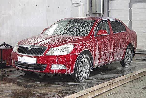 красный авто покрывают воском